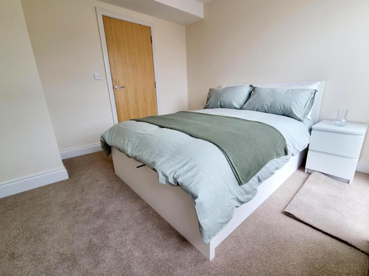 Cityscape Haven: 1 Bedroom Apartment With Terrace And City View Bournemouth Buitenkant foto